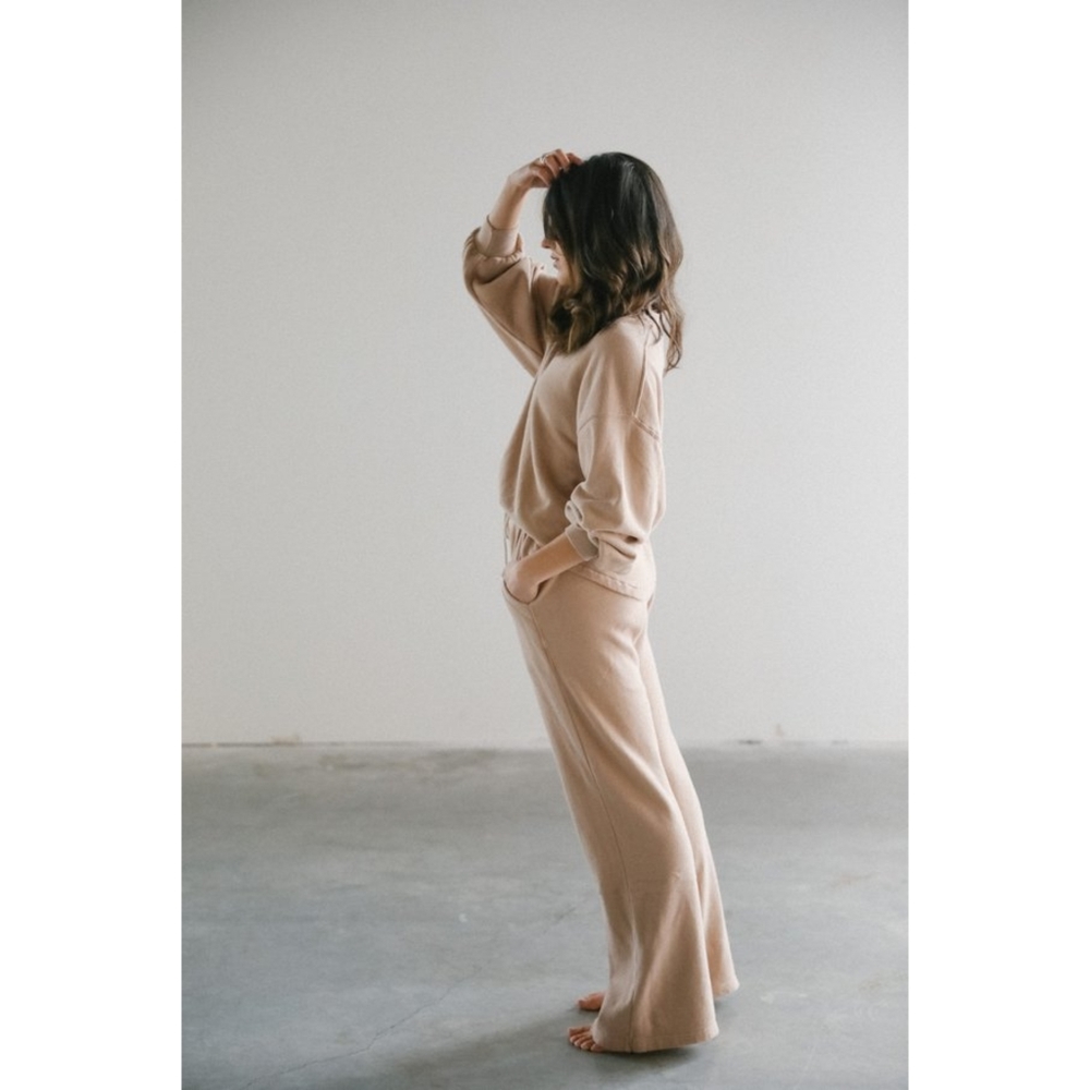 NEW Citizens of Humanity | Nia Wide-leg Sweatpant in Nougat - Picture 4 of 13